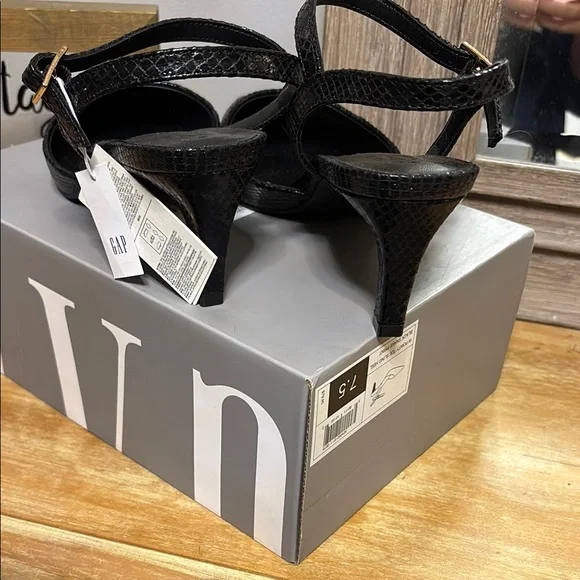 GAP Black Strappy Heels Timeless Elegance - Picture 2 of 2